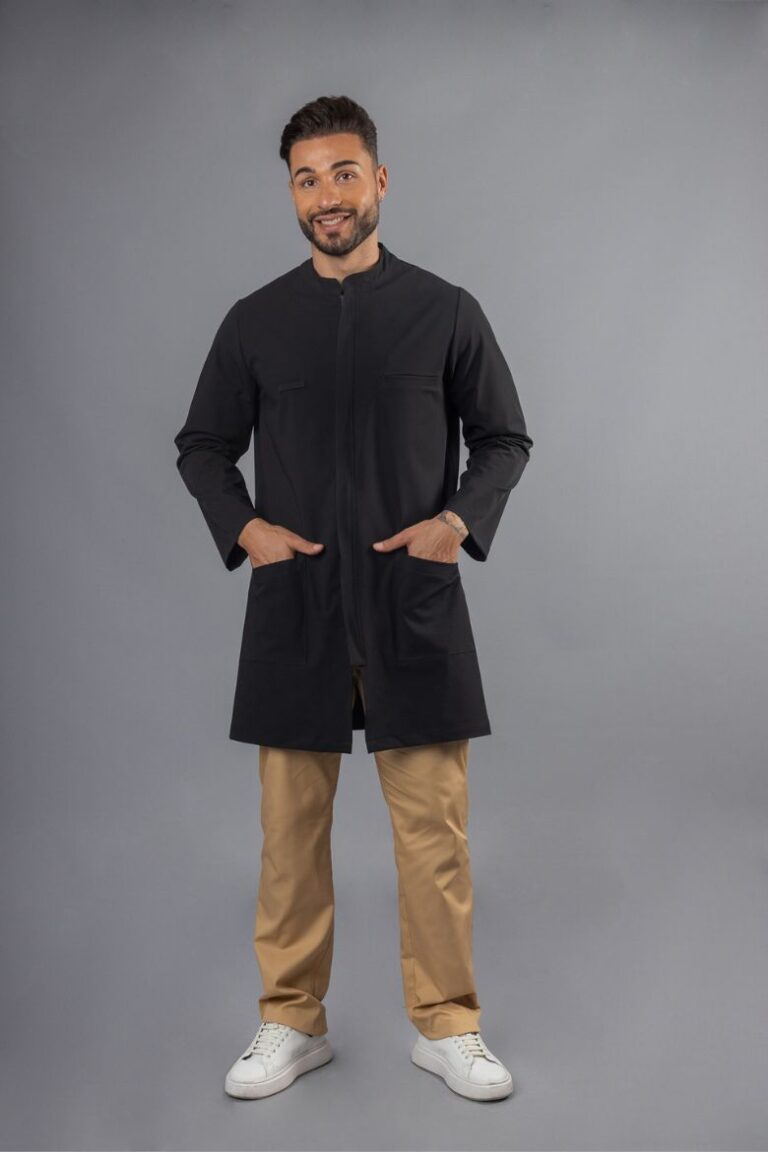 Homem vestido com Bata Preta de Trabalho e calças beges, para ser usada como Farda de Trabalho para a área da saúde e bem-estar