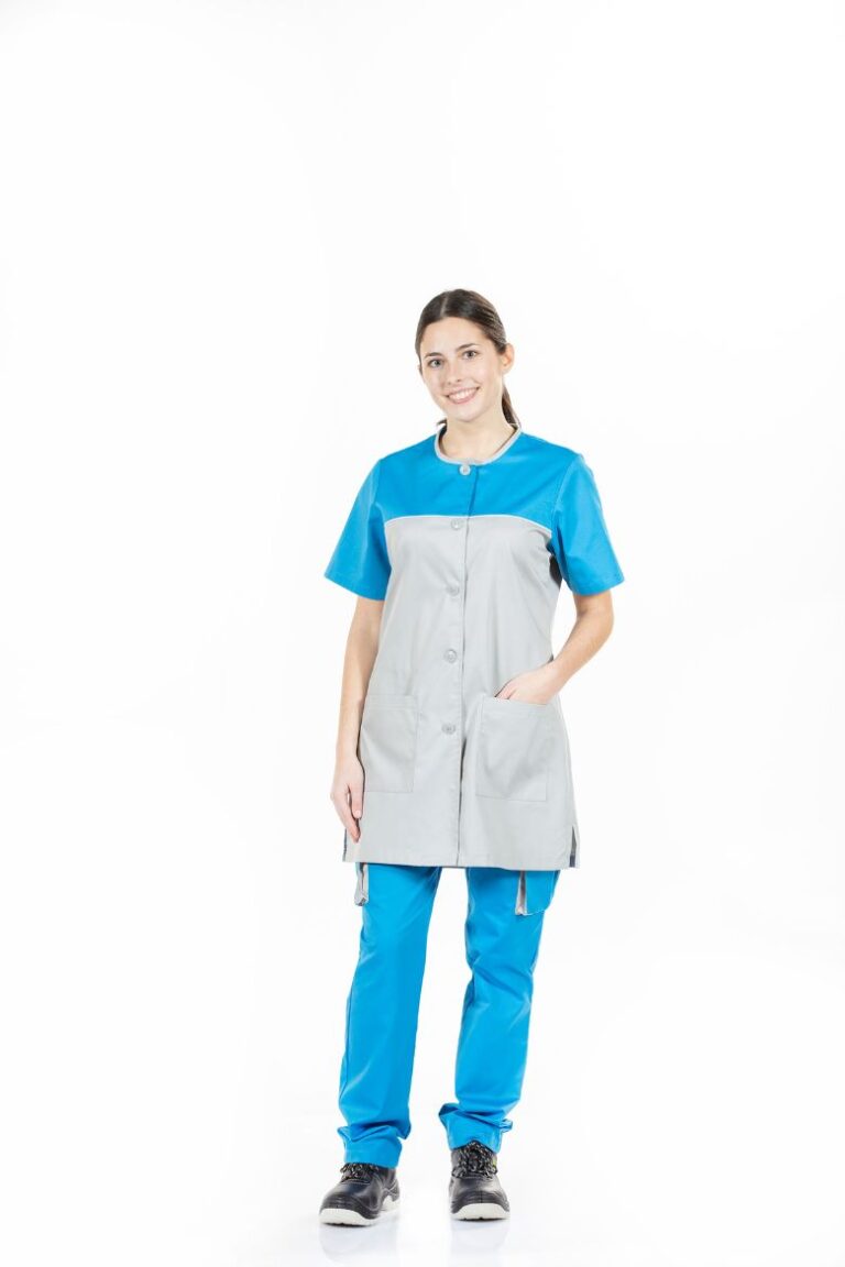Senhora vestida com bata de trabalho Personalizada de cor cinza e contrastes azuis para ser usada como Uniforme de trabalho