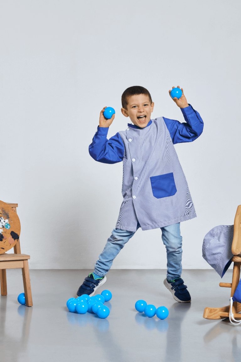 Bata escolar para menino na cor azul usada para uniforme escolar fabricada pela Unifardas