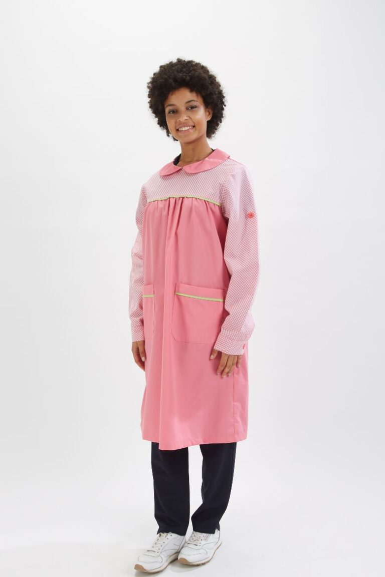 Senhora vestida com uma bata escolar feminina para ser usada como uniforme escolar fabricada pela Unifardas