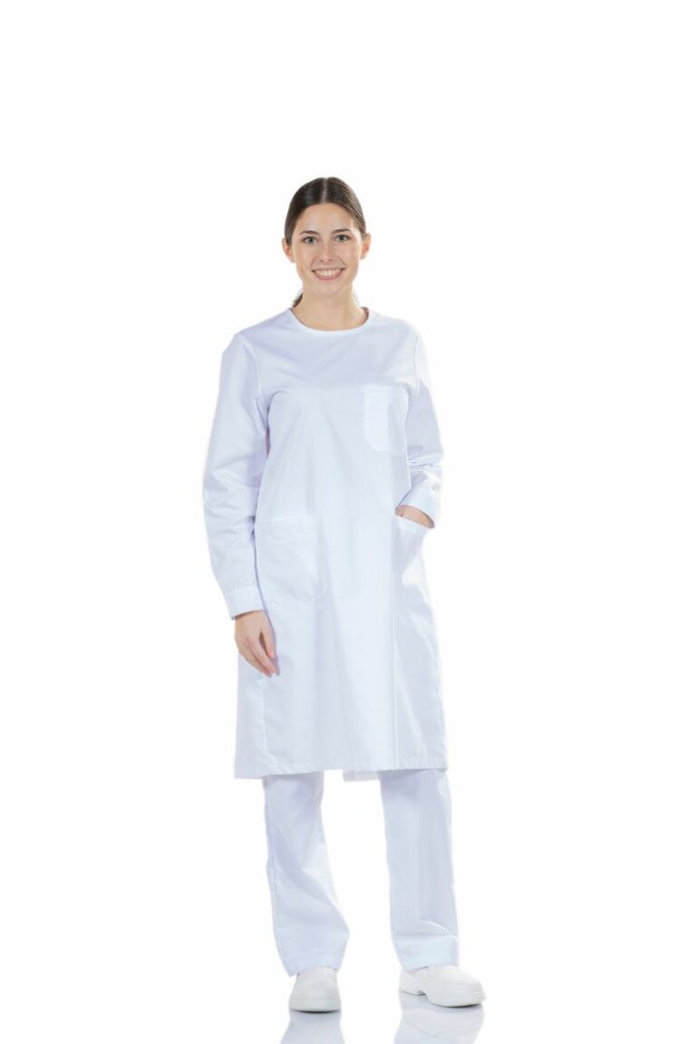 Profissional de Saúde vestida com uma bata médica para senhora na cor branca, bem como uma calça branca para ser usada como Uniforme Profissional fabricada pela Unifardas