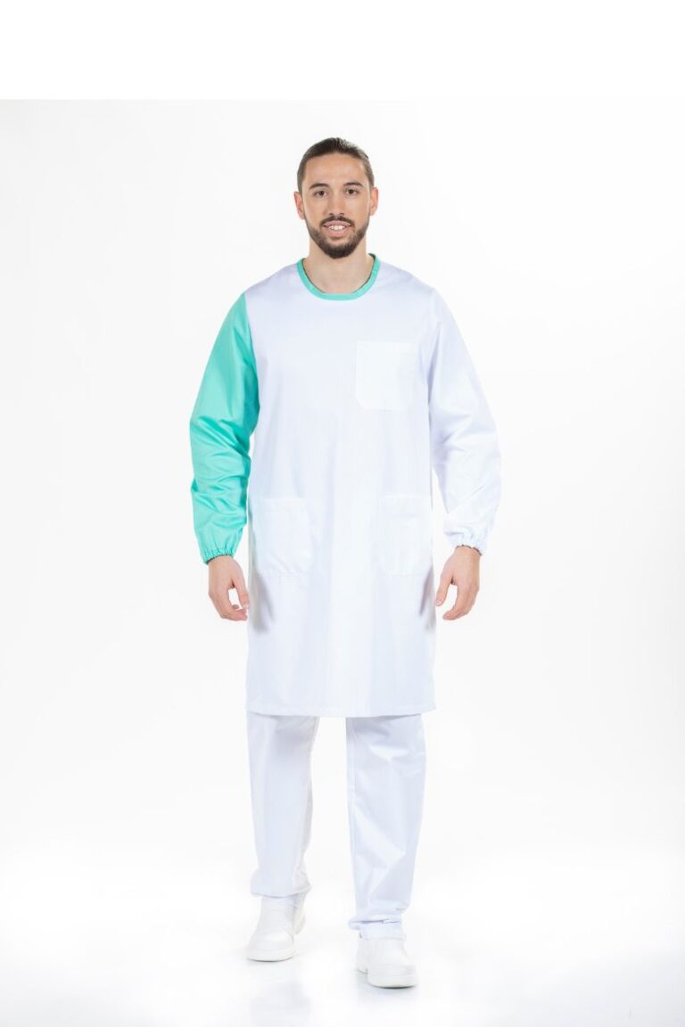 Médico vestido com uma bata médica unissexo fabricada pela Unifardas