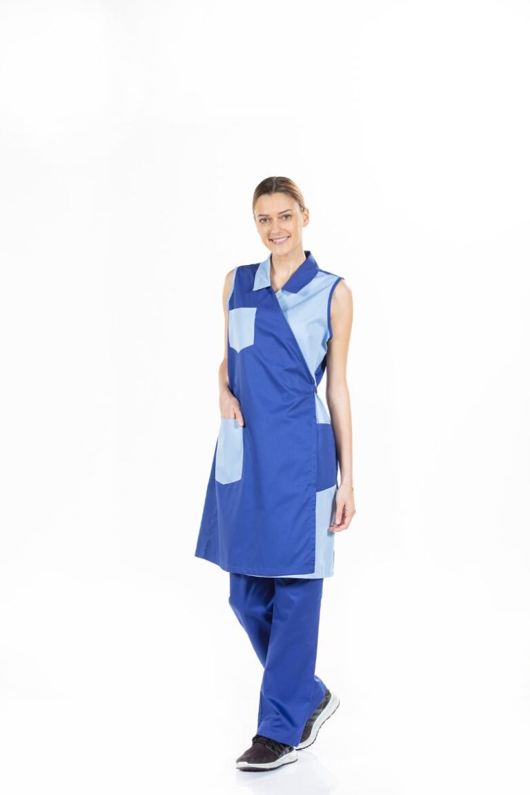 Mulher vestida com uma bata para empregada de limpeza de cor azul para ser usada como farda de trabalho