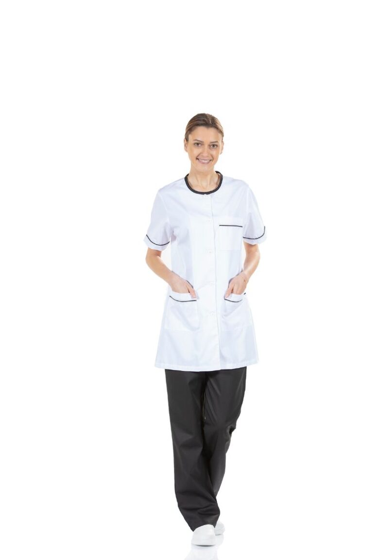 Senhora vestida com uma bata para estética de cor branca para ser usada como uniforme profissional fabricado pela unifardas