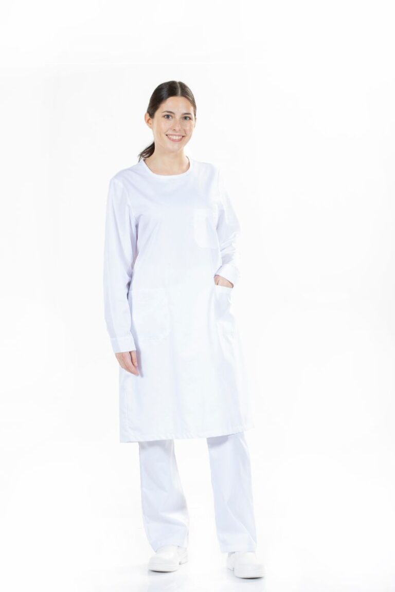Médica vestida com uma bata para fardamento para saúde de cor branca fabricada pela Unifardas