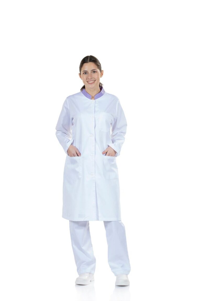 Senhora vestida com uma bata para farmácia de cor branca e com um contraste em lilás na gola para ser usada como peça de uniforme profissional fabricada pela Unifardas