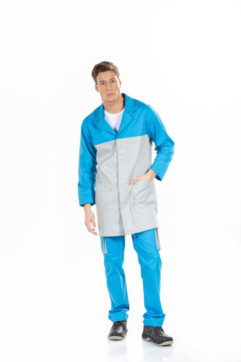 Trabalhar da indústria vestido com uma bata para homem de cor azul e contrastes em cinza para ser usada como uniforme de trabalho fabricado pela Unifardas