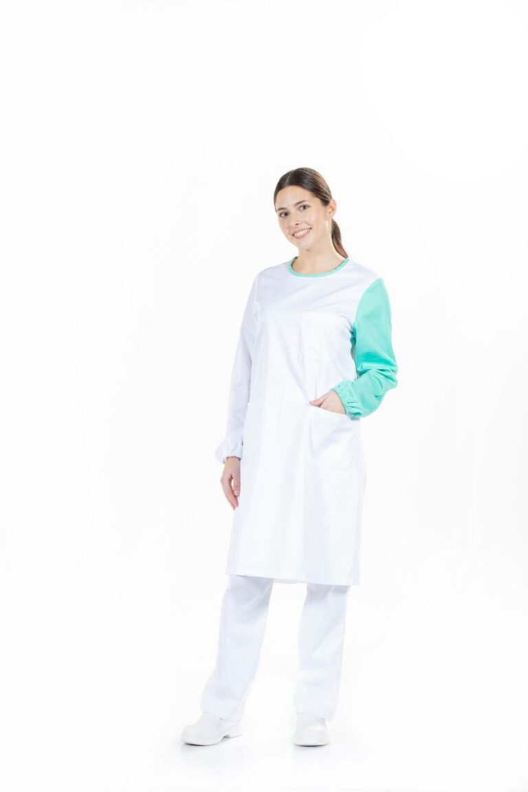 Profissional de Saúde vestida com uma Bata para Hospital de cor branca com contraste em verde na gola e na manga do lado esquerdo