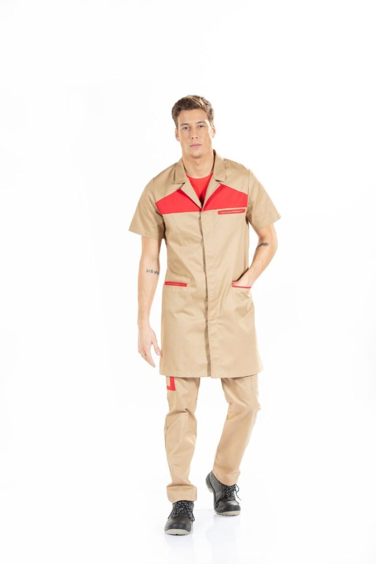 Trabalhador vestido com bata personalizada de trabalho com manga curta ideal para ser usada como farda de trabalho