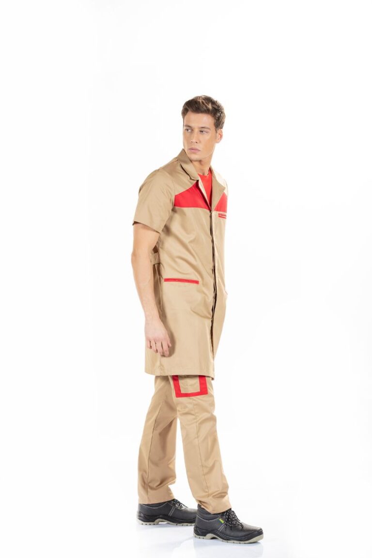 Trabalhador vestido com bata personalizada de trabalho com manga curta ideal para ser usada como farda de trabalho
