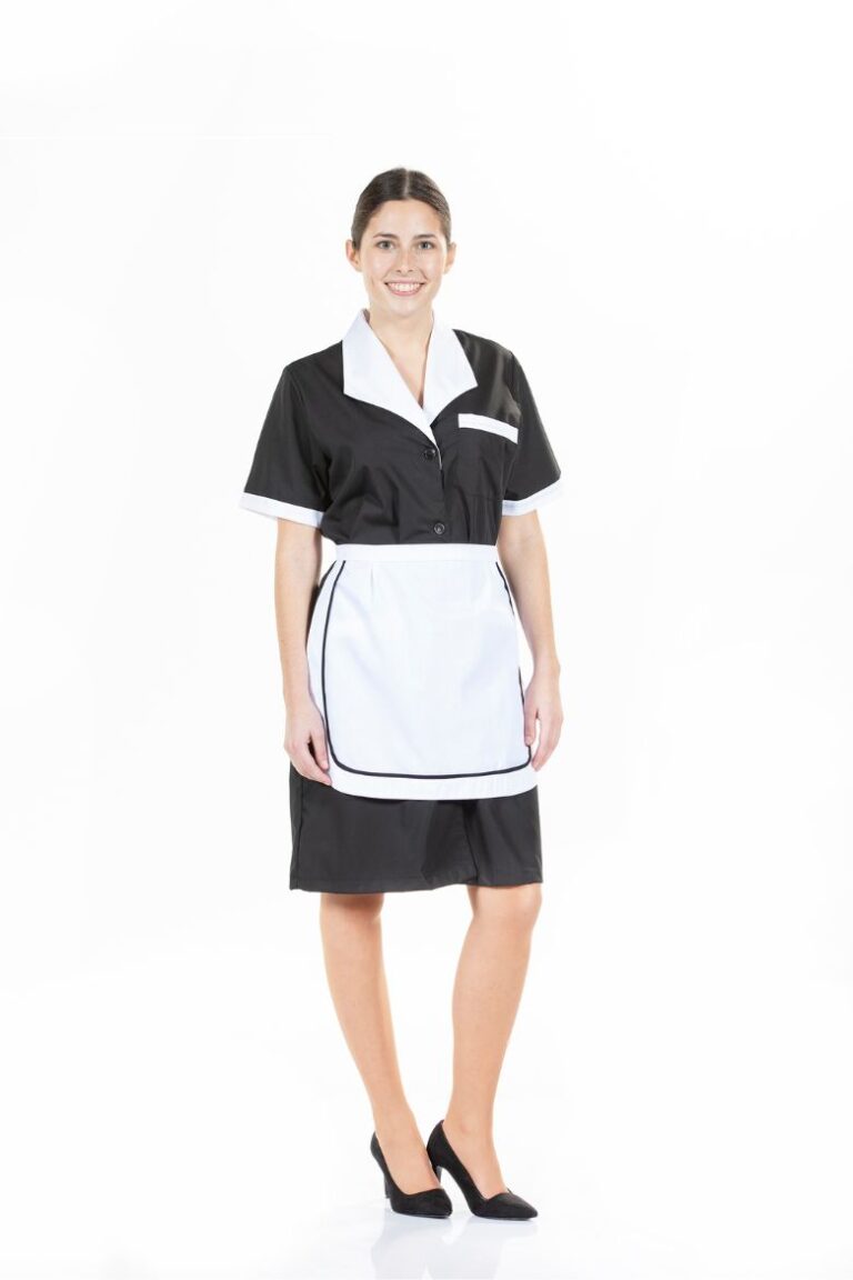 Senhora vestida com uma bata preta com contrastes a branco na gola para ser usada como uniforme profissional desenvolvida pela unifardas