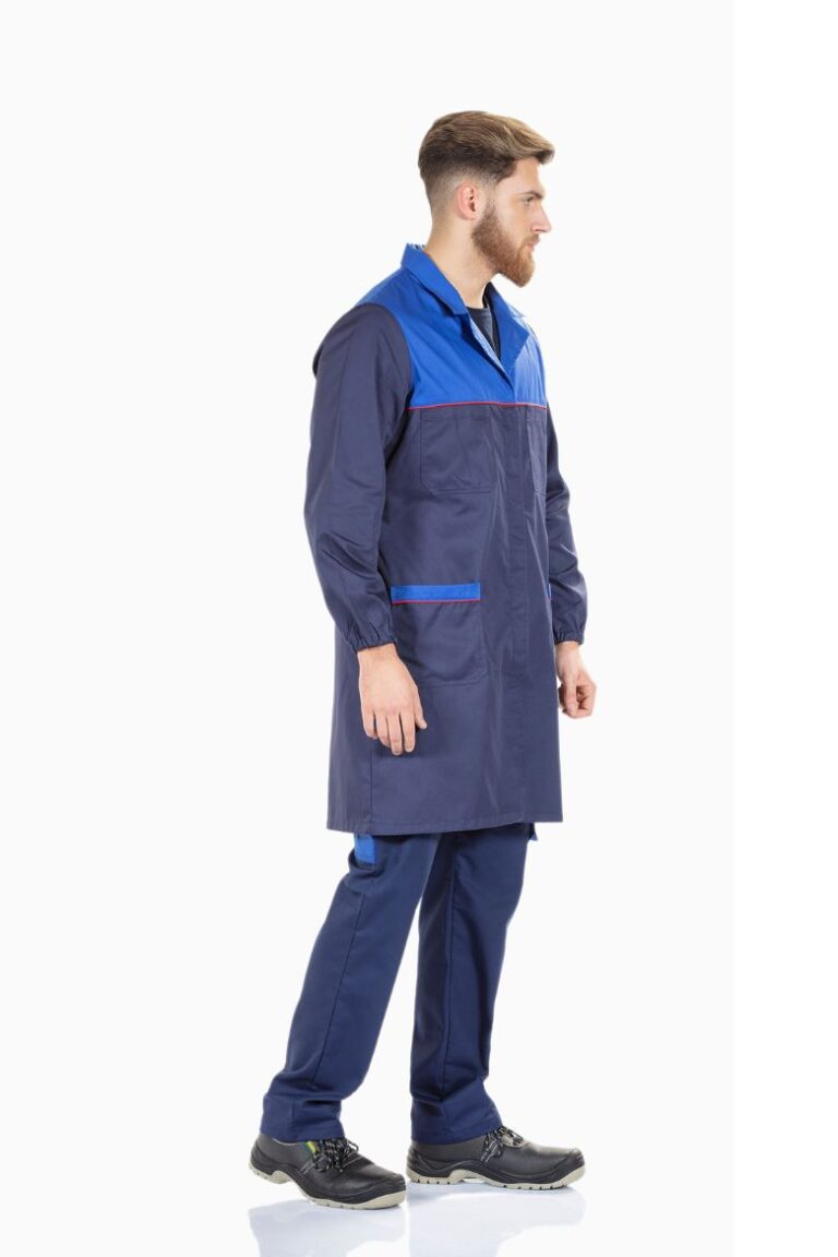Homem vestido com uma Bata Profissional azul Marinha para farda de trabalho