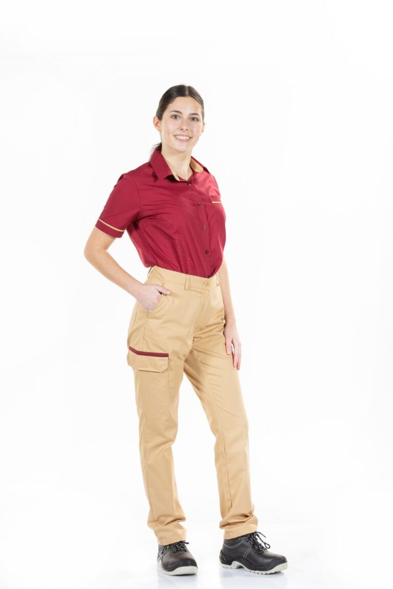 Blusa de trabalho de senhora na cor vermelha para ser usada como uniforme de trabalho fabricado pela Unifardas