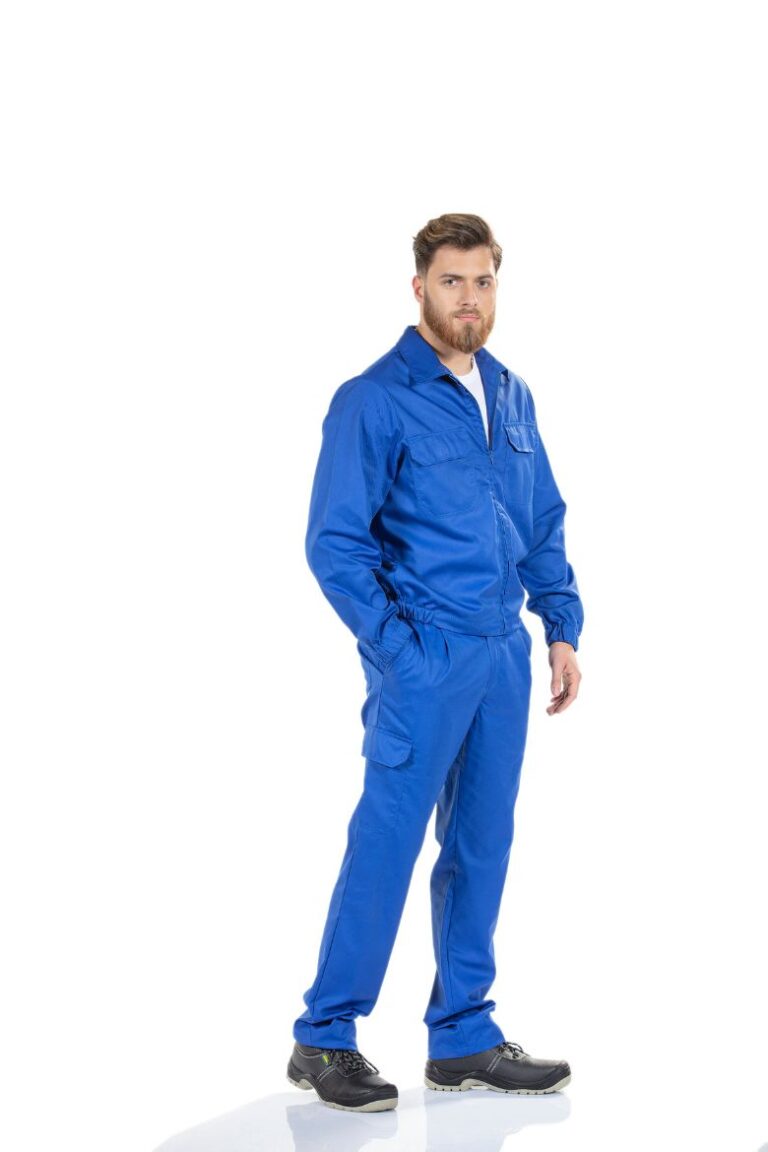 Homem vestido com um blusão azul de trabalho para a área da indústria
