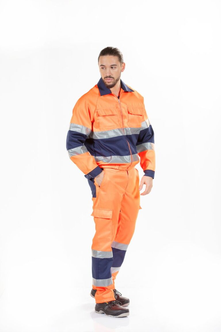 Trabalhador da área da indústria vestido com um blusão de alta visibilidade para ser usado com farda e uniforme de trabalho
