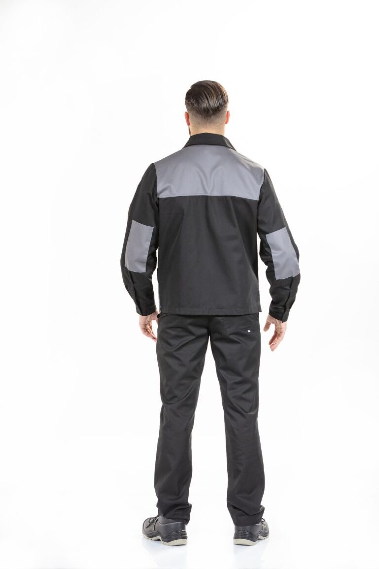 Homem vestido com blusão para indústria de cor preta com contraste a cinza para ser usado como Farda de Trabalho