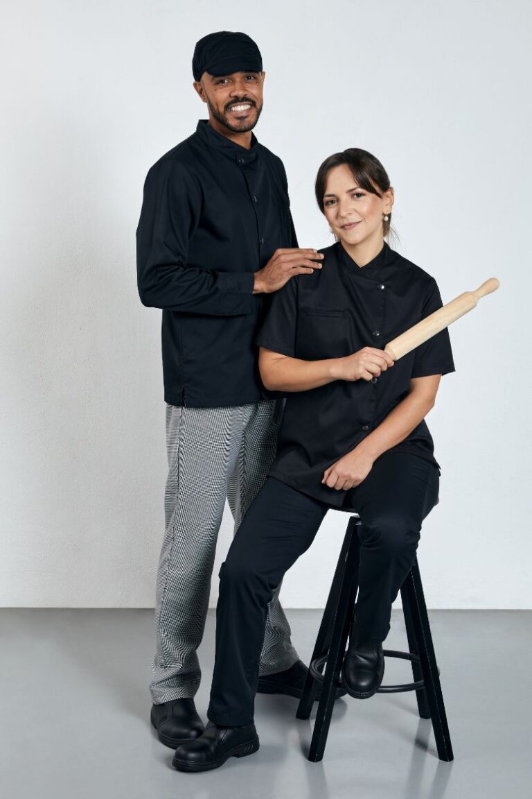 Homem com um boné de cozinheiro preto para ser usado como Uniforme de Cozinha