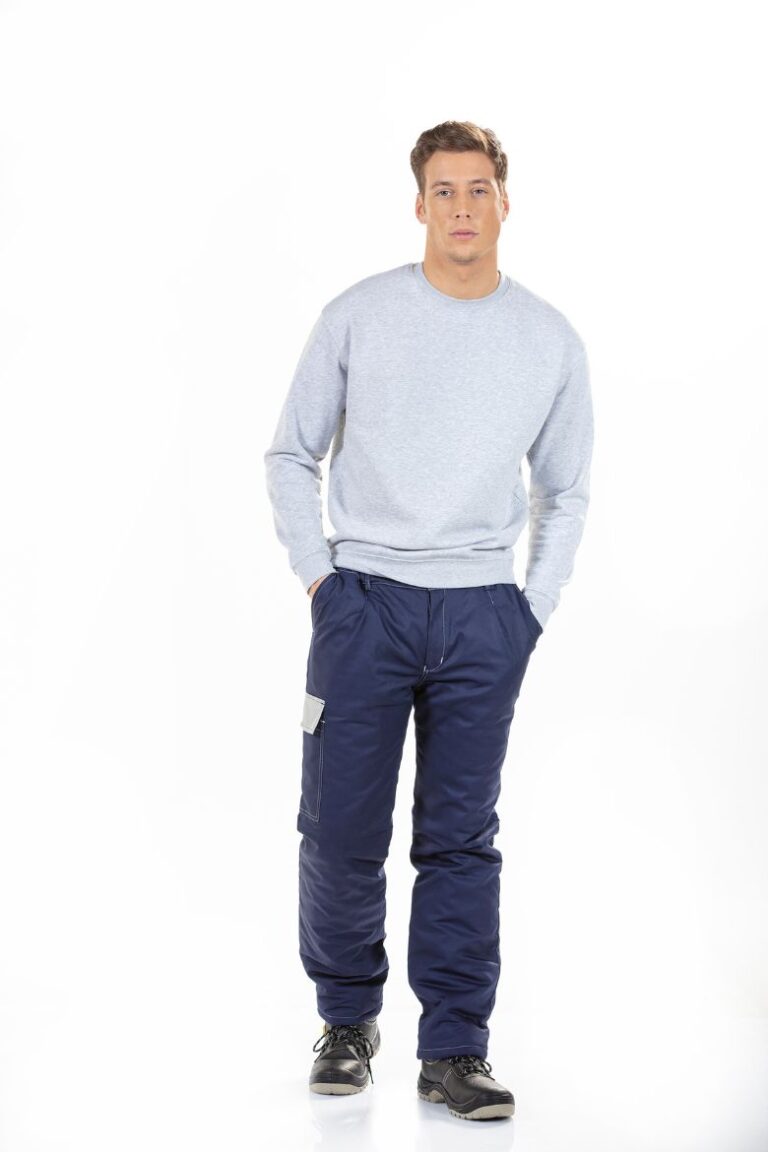 Homem vestido com uma calça acolchoada de cor azul com bolso lateral na perna de cor cinza para ser usada como roupa de trabalho