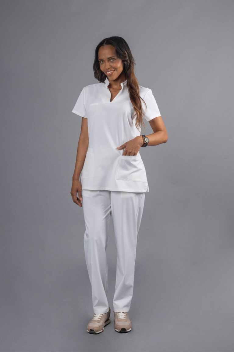 Profissional de Saúde vestida com uma calça branca de trabalho e uma túnica da mesma cor para serem usadas como Farda de Trabalho para as áreas da saúde e bem-estar fabricada pela Unifardas