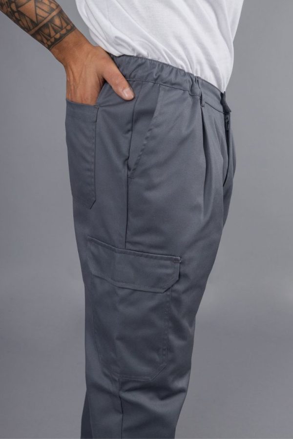 Pormenor das calças de homem com bolsos laterais de cor cinzenta para serem usadas como uniforme profissional fabricadas pela Unifardas