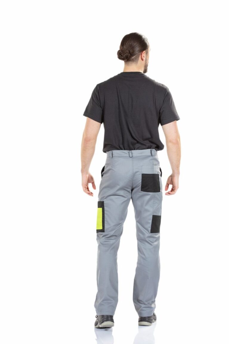 Homem vestido com uma t-shirt preta e uma calça com bolso na perna de cor cinza para ser usada como roupa de trabalho