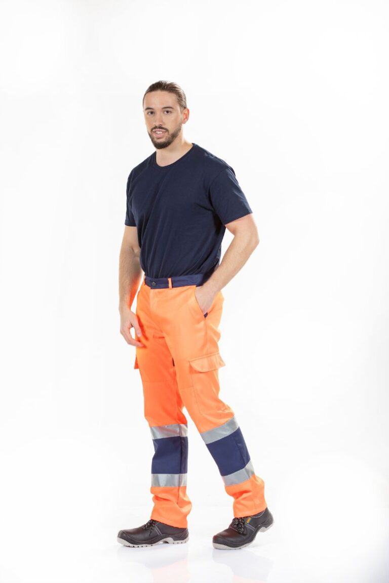 Trabalhador vestido com uma t-shirt azul marinha e uma calça de alta visibilidade para ser usada como roupa de trabalho