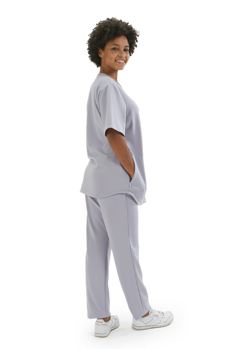 Profissional de saúde vestida com uma calça de enfermagem para uniforme de trabalho