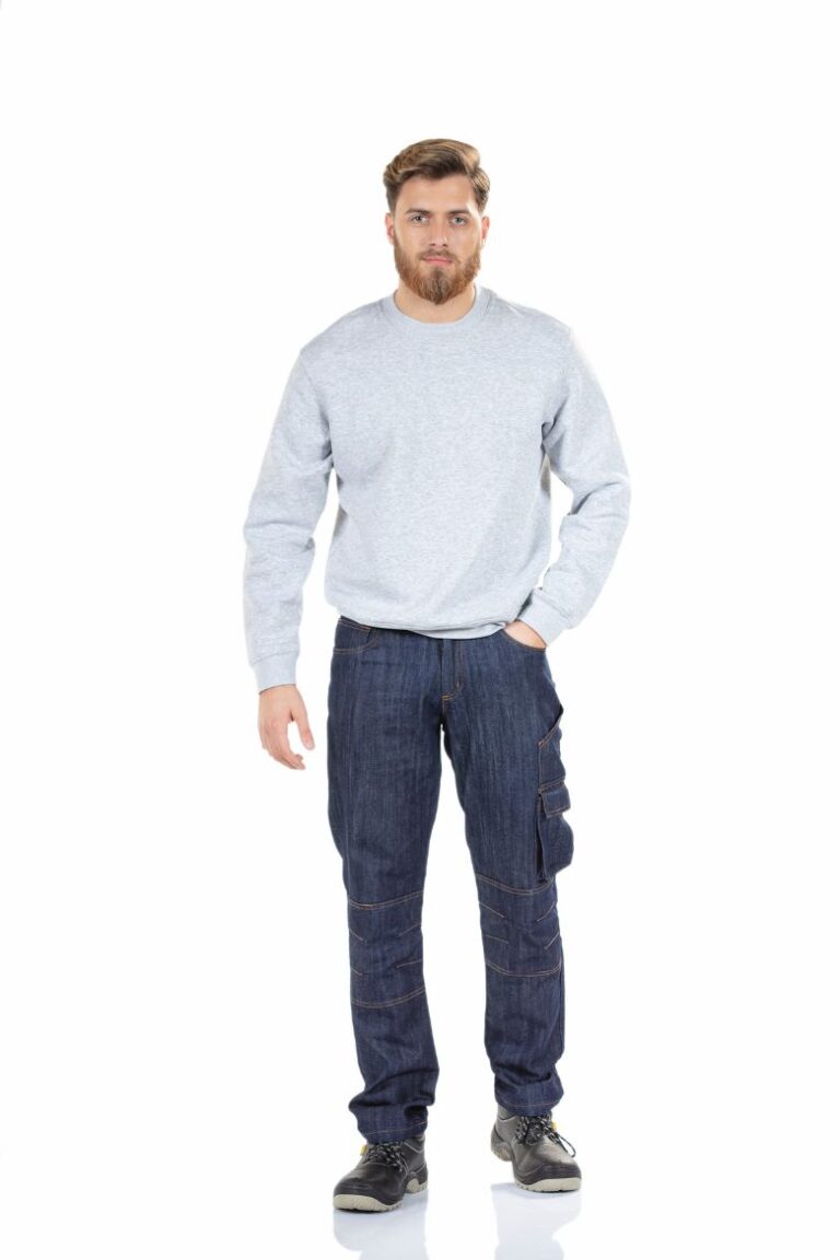 Homem vestido com calça de ganga para trabalho com bolso lateral na perna