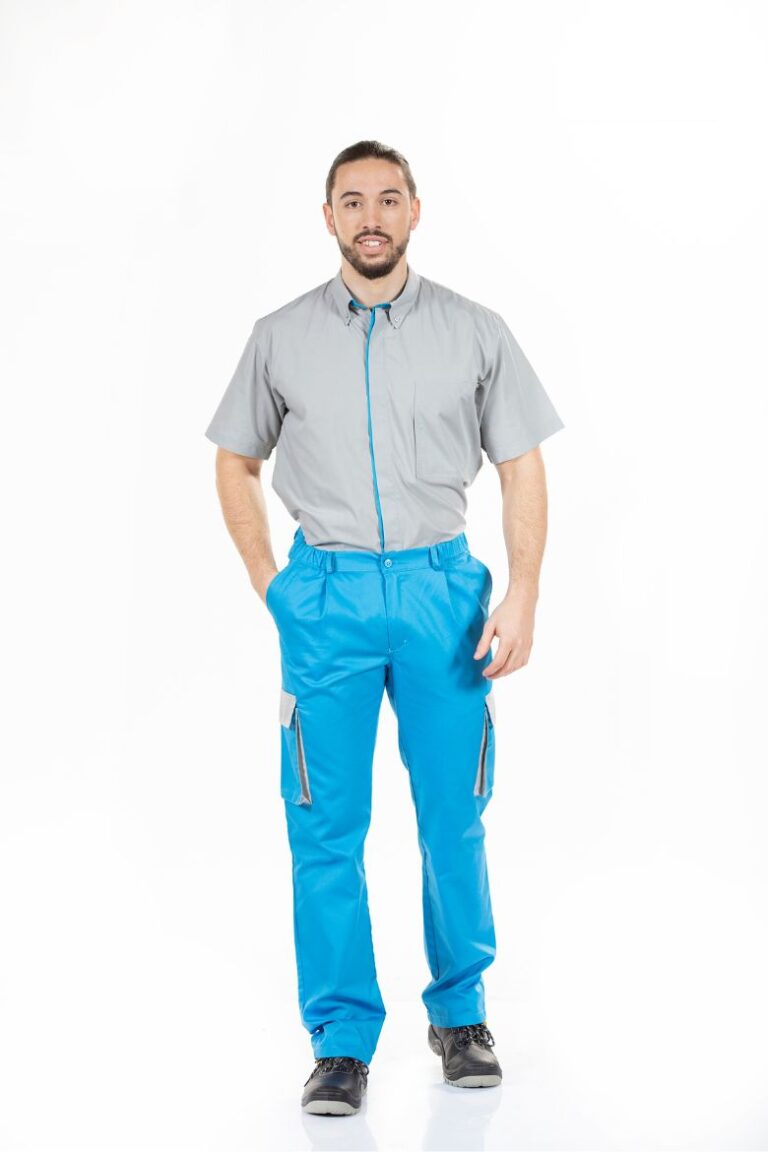 Homem vestido com uma calça de sarja masculina para trabalhar para ser usada como Uniforme Profissional fabricada pela Unifardas