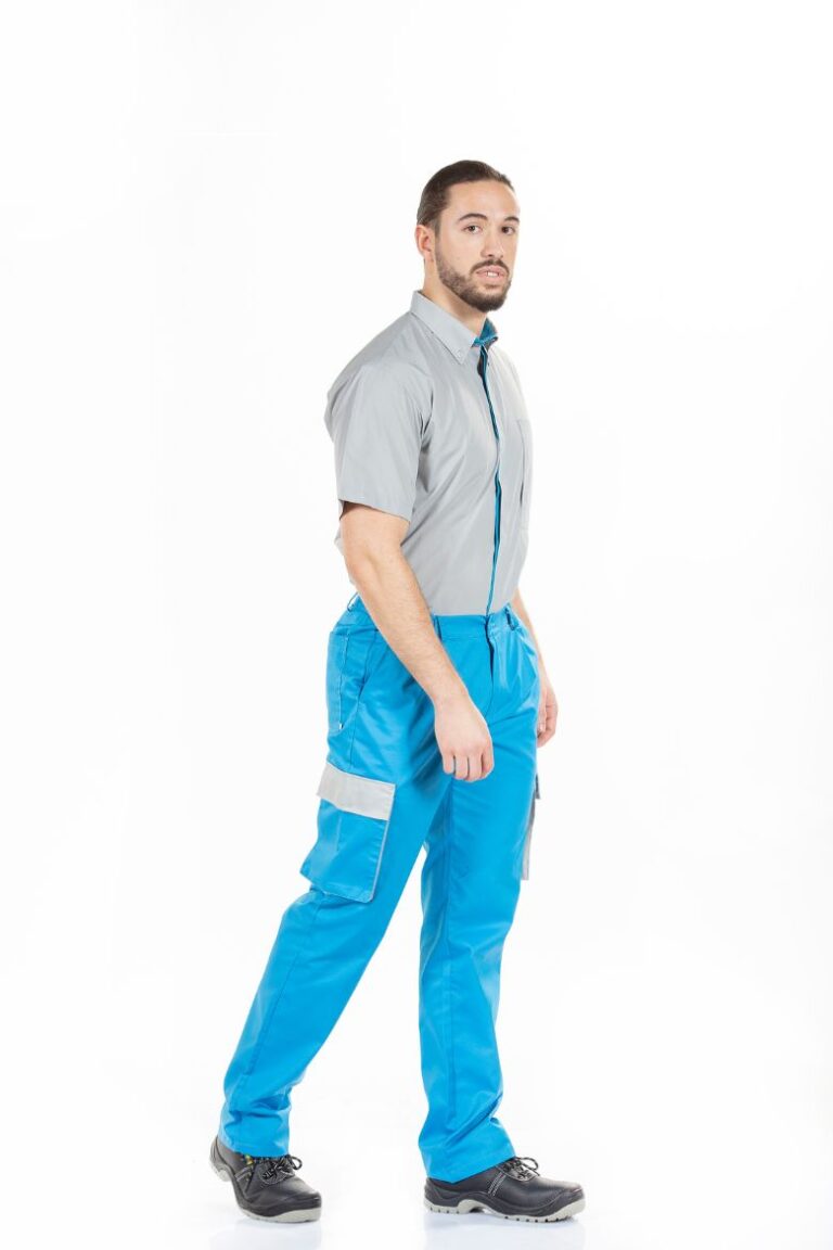 Trabalhador da Indústria vestido com uma calça de sarja masculina para trabalhar fabricada pela Unifardas