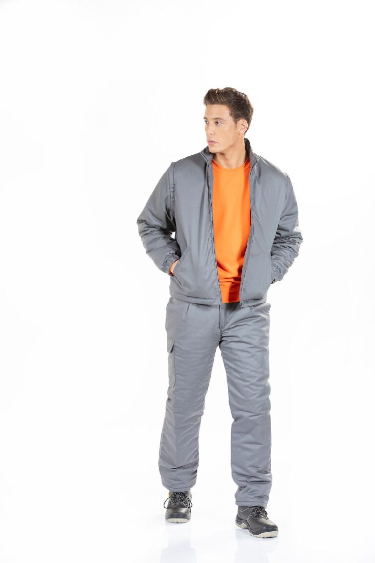 Homem vestido com uma Calça de Trabalho Acolchoada para ser usada como farda e uniforme de trabalho