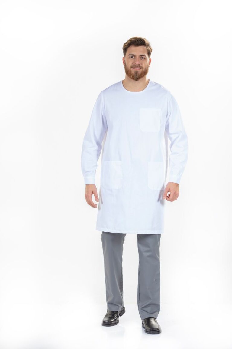 Médico vestido com uma bata branca e uma calça de trabalho masculina para farda