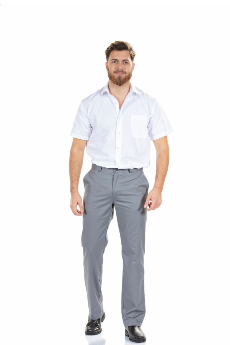 Trabalhador da área da hotelaria vestido com uma calça de trabalho masculina de cor cinza e com uma camisa branca de manga curta fabricada pela Unifardas