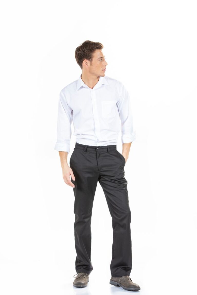 Homem vestido com uma camisa branca e uma calça de trabalho preta fabricada pela Unifardas