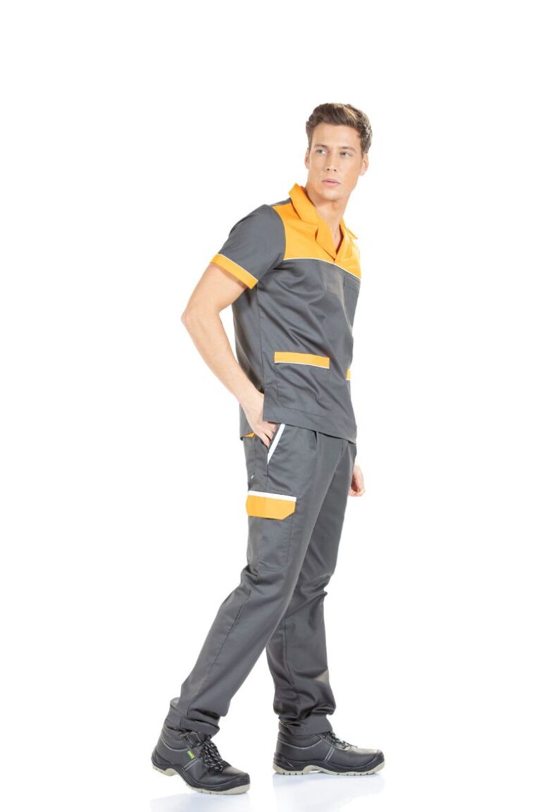 Homem vestido com uma calça de trabalho de sarja para ser usada como uniforme profissional