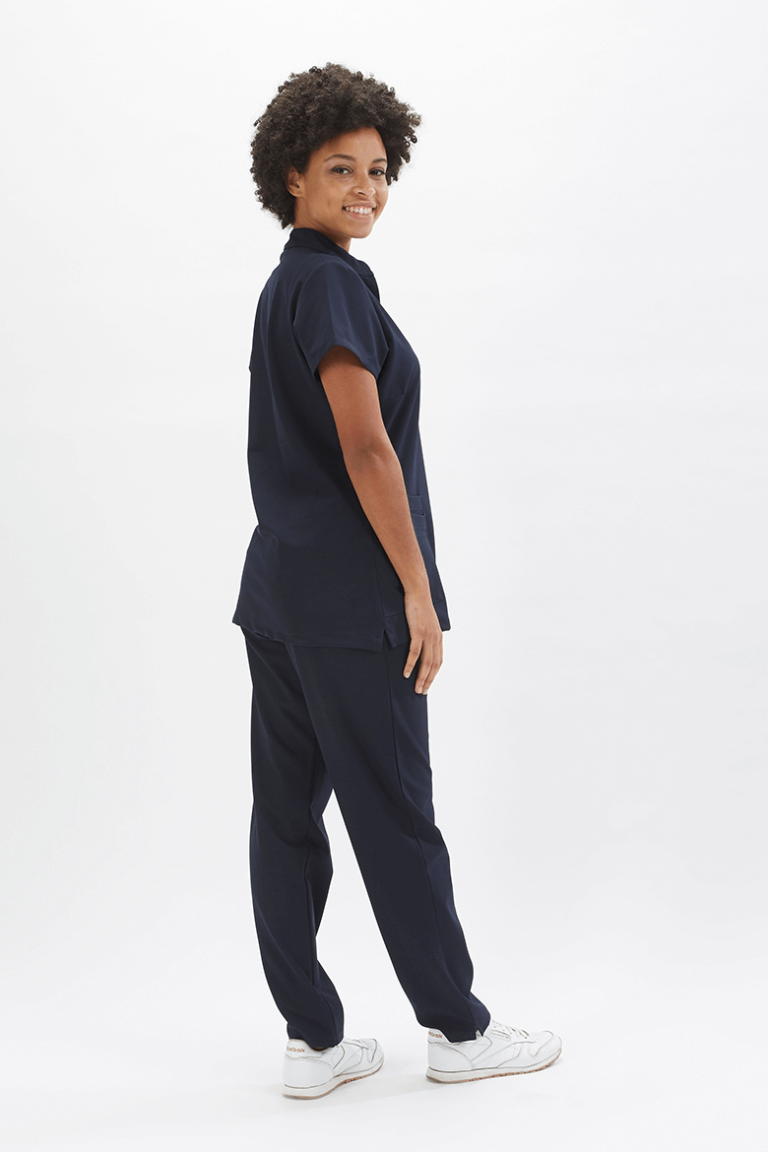 Profissional de Saúde vestida com uma calça para enfermeira de cor azul marinha para Uniforme Hospitalar