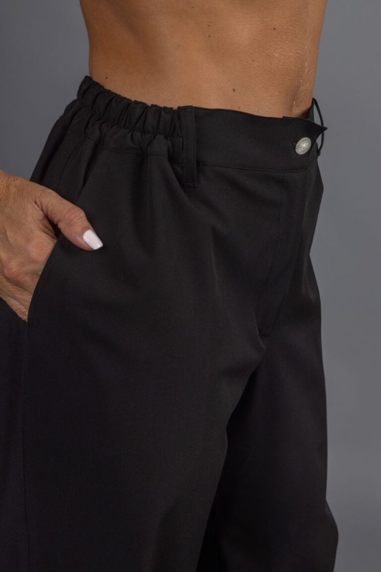 Pormenor do elástico das calças pretas de trabalho para serem usadas em Fardas de Trabalho