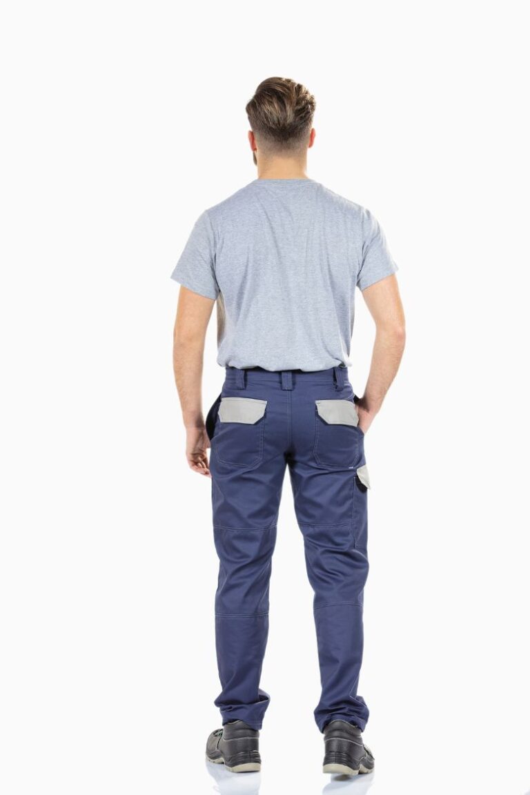Trabalhador da Indústria vestido com uma calça de trabalho masculina fabricada pela Unifardas