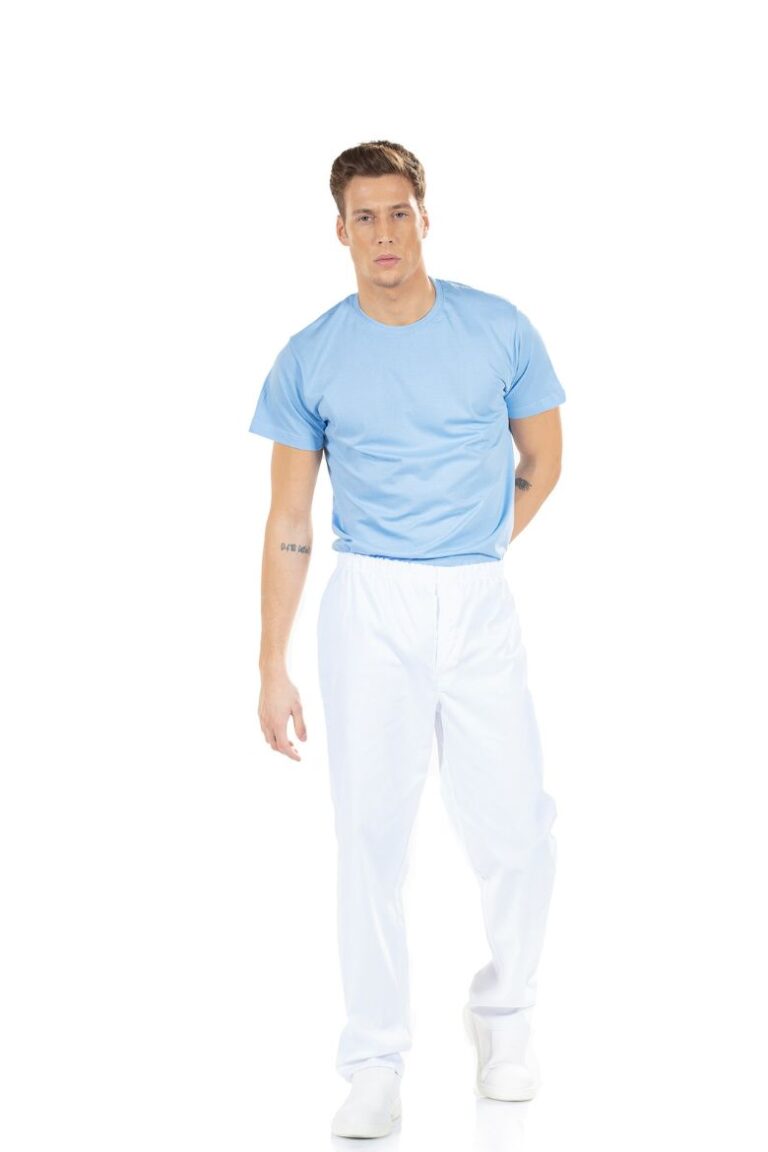 Enfermeiro vestido com uma calça hospitalar masculina fabricada pela Unifardas