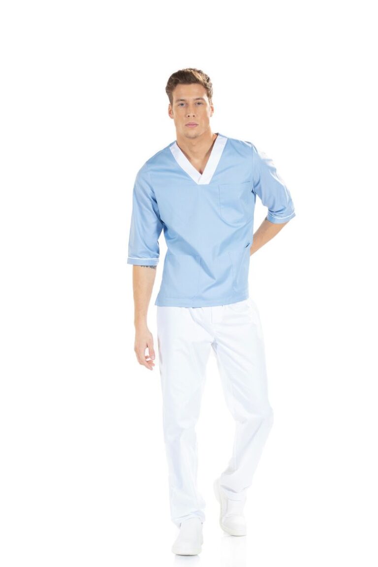 Profissional de saúde vestido com uma calça hospitalar masculina fabricada pela Unifardas