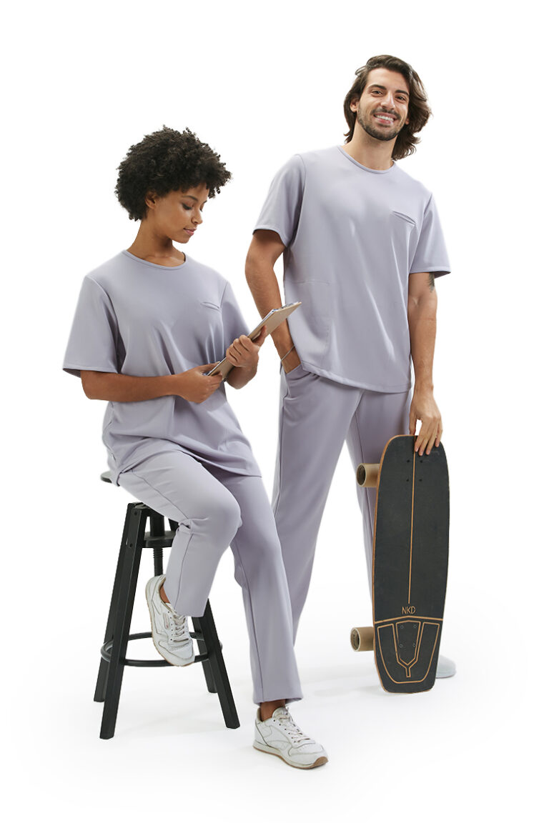 Homem e senhora vestidos com uma calça de enfermagem e uma túnica para serem usados como uniforme profissional