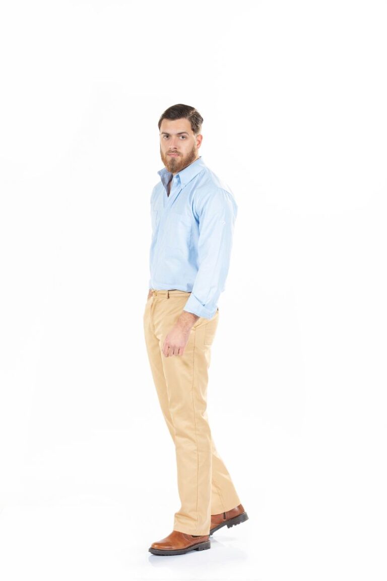 Homem vestido com uma camisa azul e uma calça para uniforme de trabalho masculino fabricado pela Unifardas