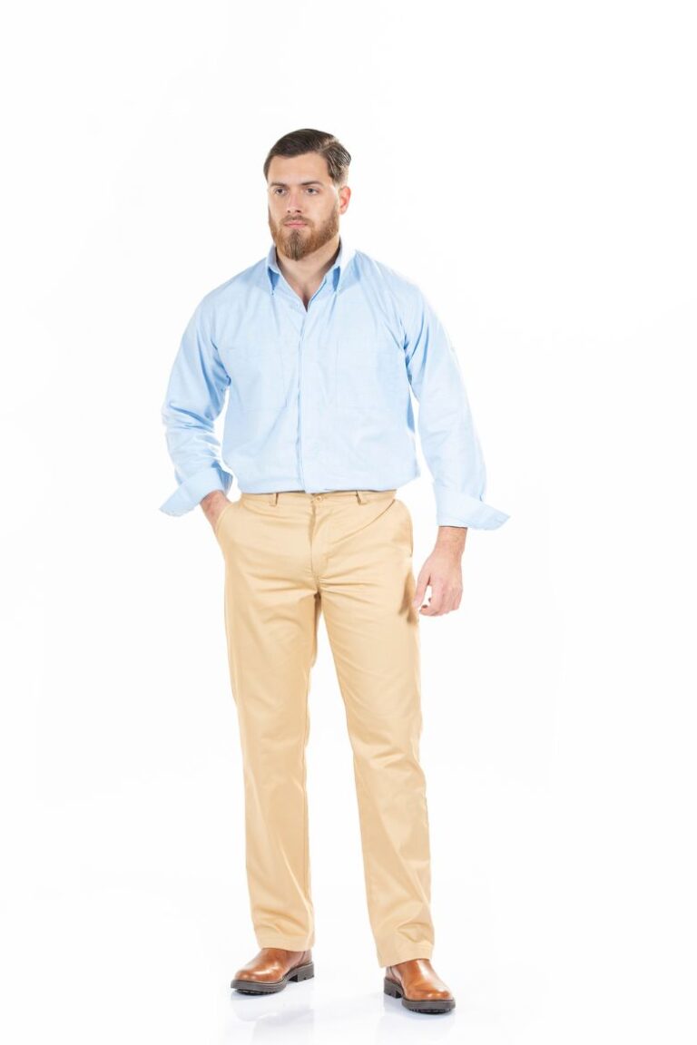 Homem vestido com uma calça para uniforme de trabalho de cor bege para ser usada nas áreas da indústria