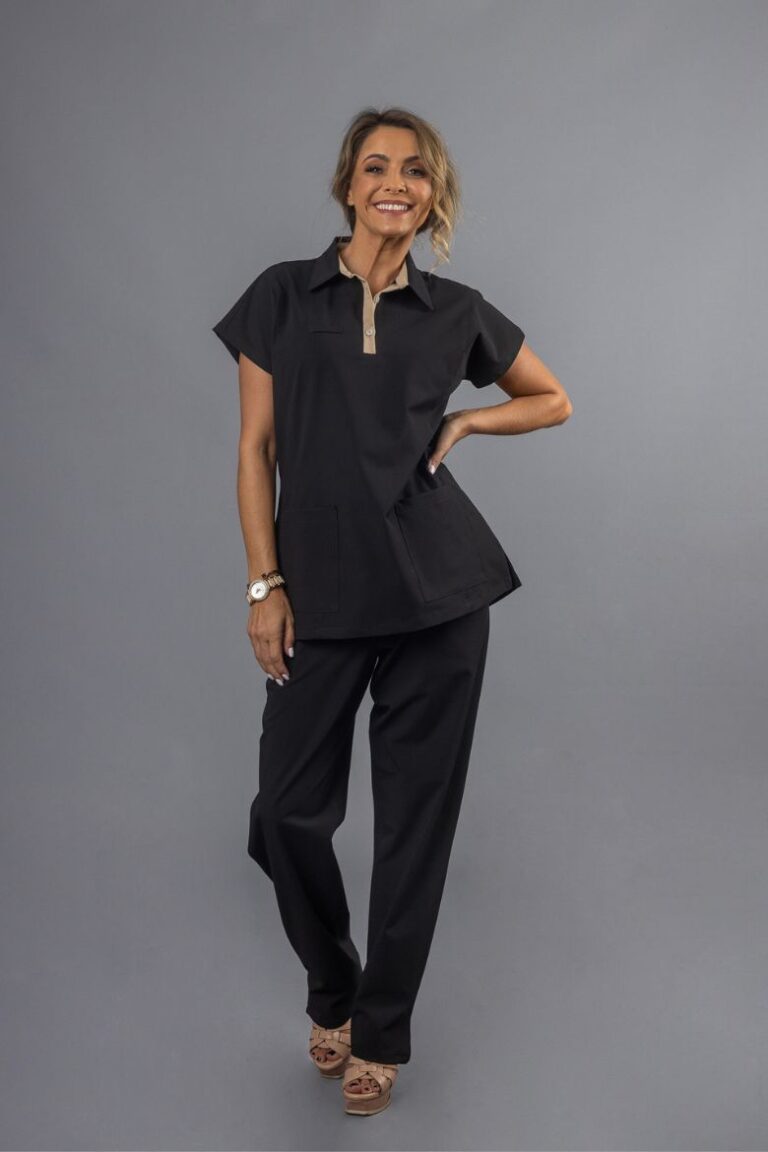 Senhora vestida com uma calça preta de trabalho que pode ser usada como peça de Vestuário de Trabalho para as áreas da saúde e bem-estar
