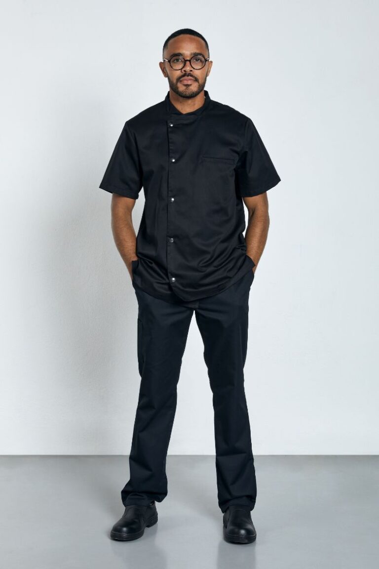 Homem vestido com uma calça para uniforme de cozinha de cor preta fabricada pela Unifardas
