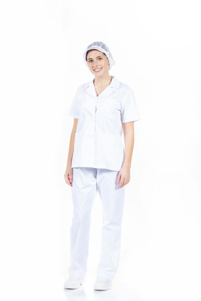 Senhora vestida com umas calças brancas para ser usada na indústria alimentar ou na área da hotelaria, ou restauração e fabricadas pela Unifardas