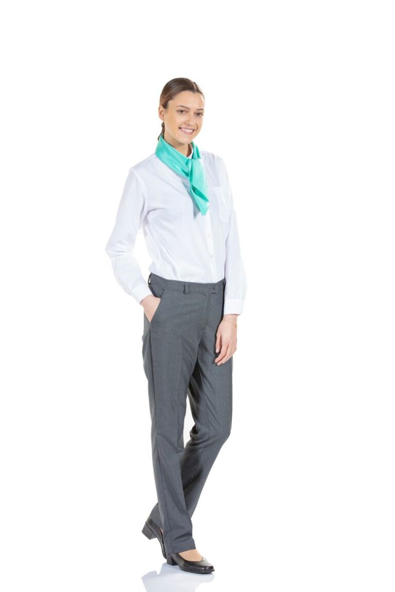 Senhora vestida com uma blusa branca e umas calças clássicas femininas de cor cinzenta para uniforme profissional