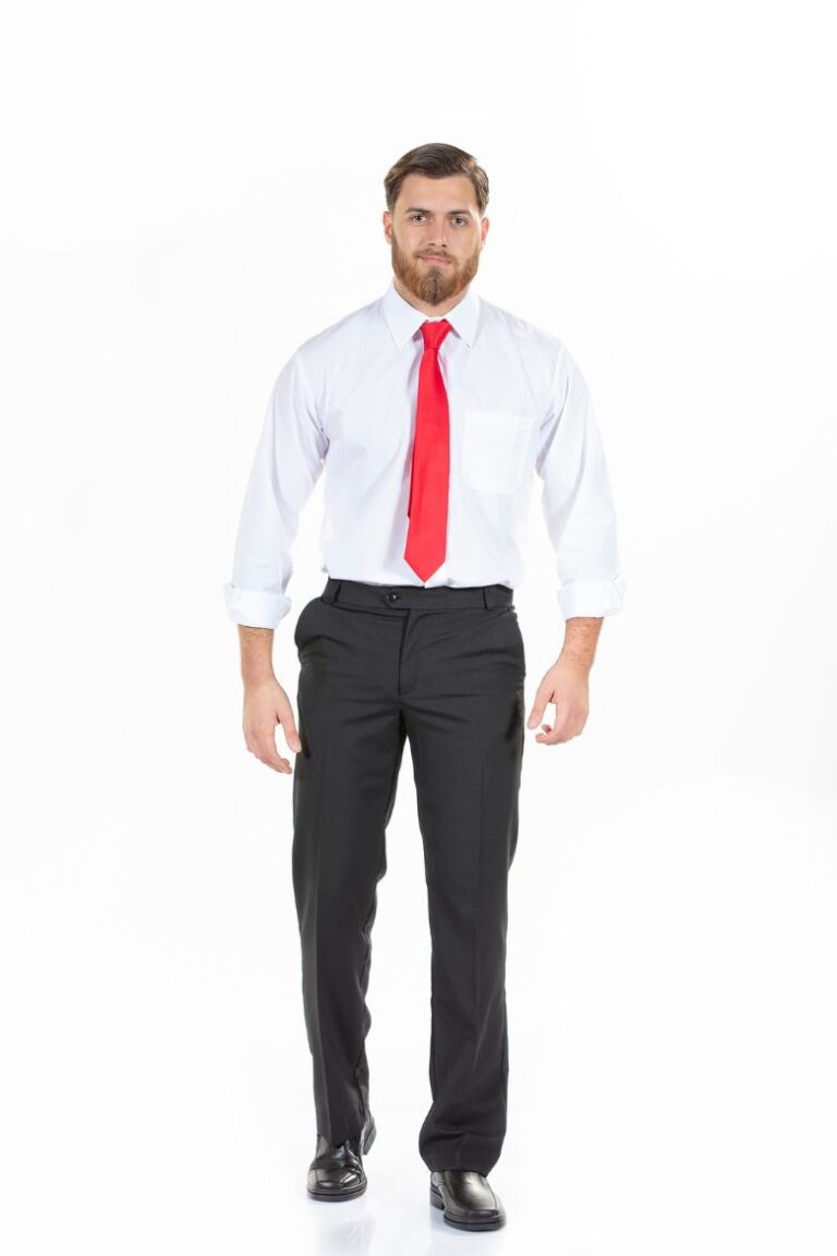 Homem vestido com uma camisa branca, gravata vermelha e umas calças clássicas pretas para Uniforme Profissional fabricado pela Unifardas