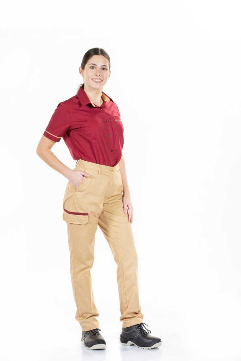 Senhora vestida com umas calças com bolsos laterais femininas para farda de trabalho fabricadas pela Unifardas