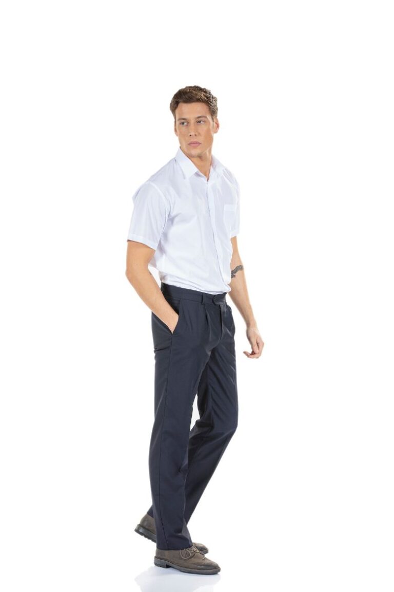 Homem vestido com umas calças de homem para uniforme profissional